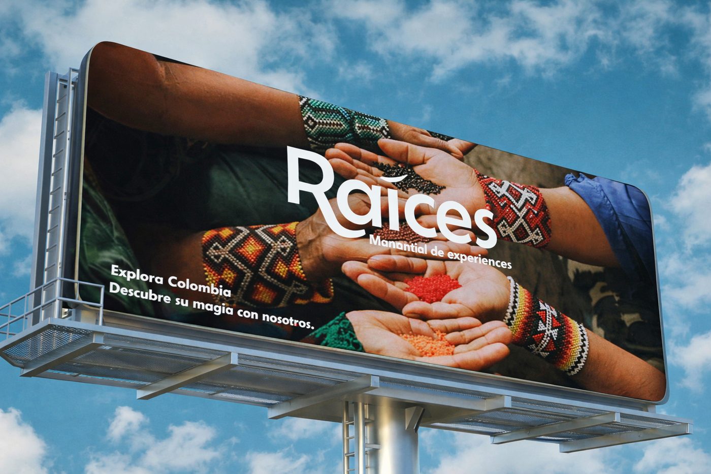 Aplicación de la marca Raíces en publicidad exterior
